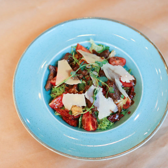 З телятиною під соусом бальзамік