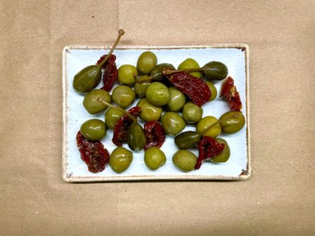 Оливки в маринаді, каперси та в’ялені томати