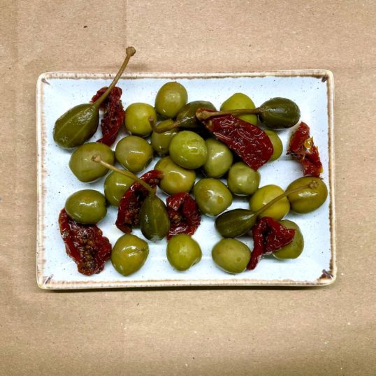 Оливки в маринаді, каперси та в’ялені томати