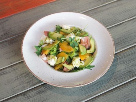 З хурмою, авокадо та моцарелою