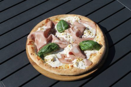 Піца з мортаделою, страчателою та фісташками