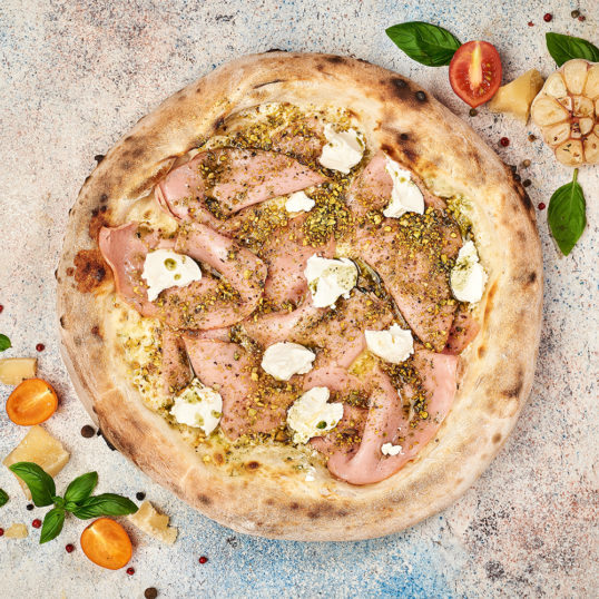 Піца з мортаделою, страчателою та фісташками