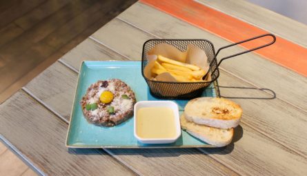 Тартар з телятини та базиліковим айолі