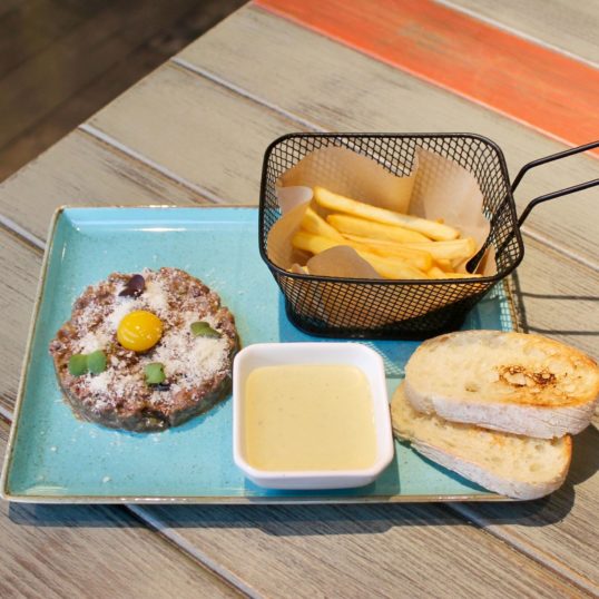 Тартар з телятини та базиліковим айолі